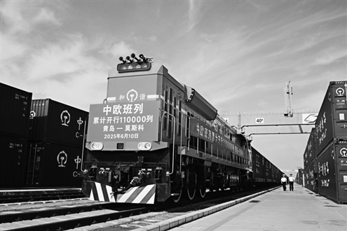 6月10日,在青岛胶州站,海关关员在现场监管中欧班列发车。新华社发